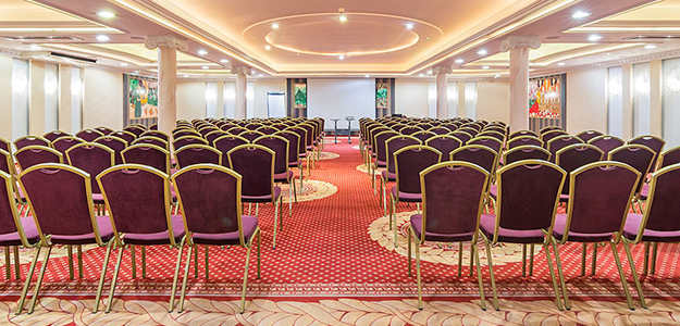 Konferencje w Warszawie w lordowskim stylu